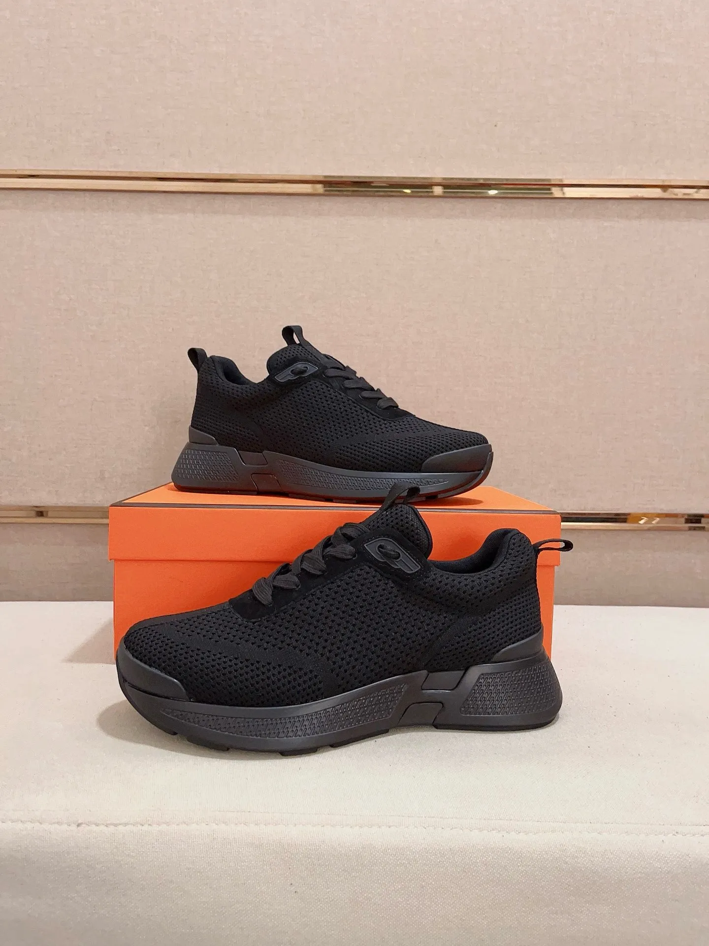 Factory price: 540💰《HERMES》【Classic Original Version】Hermès; Top 🔝 Purchasing Agency 🔍🔍Men's latest 🇺🇸 counters are on sale simultaneously, original imported from Italy ▲▲Silk cowhide with breathable fabric ▲▲ (high-end and expensive Qi·Grade) Exquisite workmanship (Italian 🇮🇹Imported water-dyed 🐂cowhide lining) Sole: Original sole provided by the original factory, ⚠️Exclusive double-layer activity·TPR·Rubber·Combined molded outsole; Super·comfortable·wear-resistant·non-slip·environmental protection The real thing is more beautiful if you take the real thing (high quality, follow the order), you can enter and exit the counter at will * Number of yards: 38·39·40·41·42·43·44# (can be customized 45.)